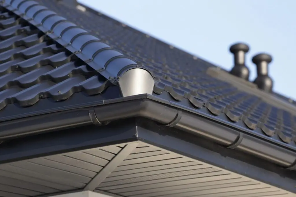 Roof edge with new gutter